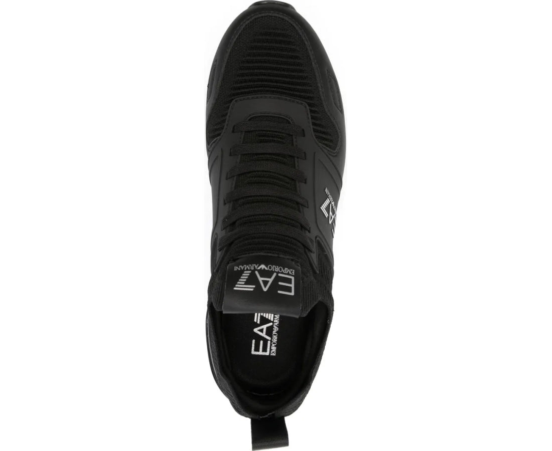 black casual closed sneaker