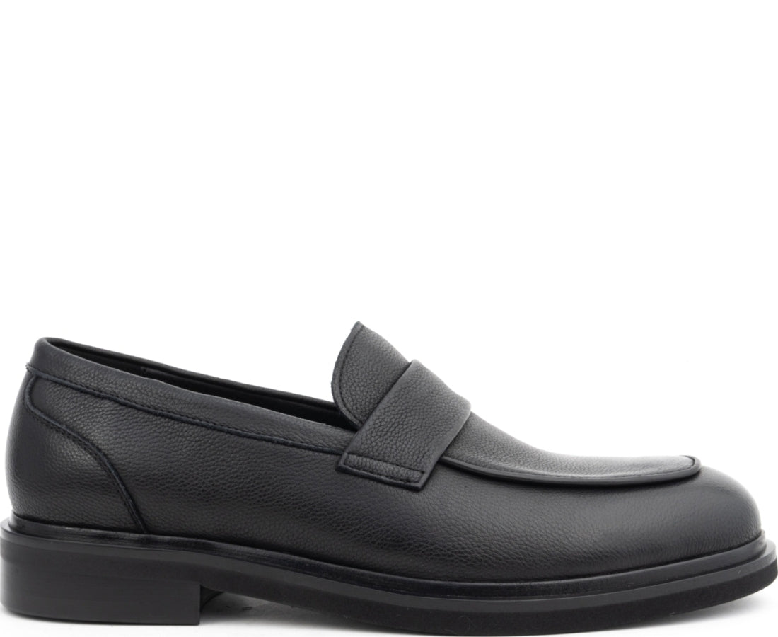 black casual closed loafers