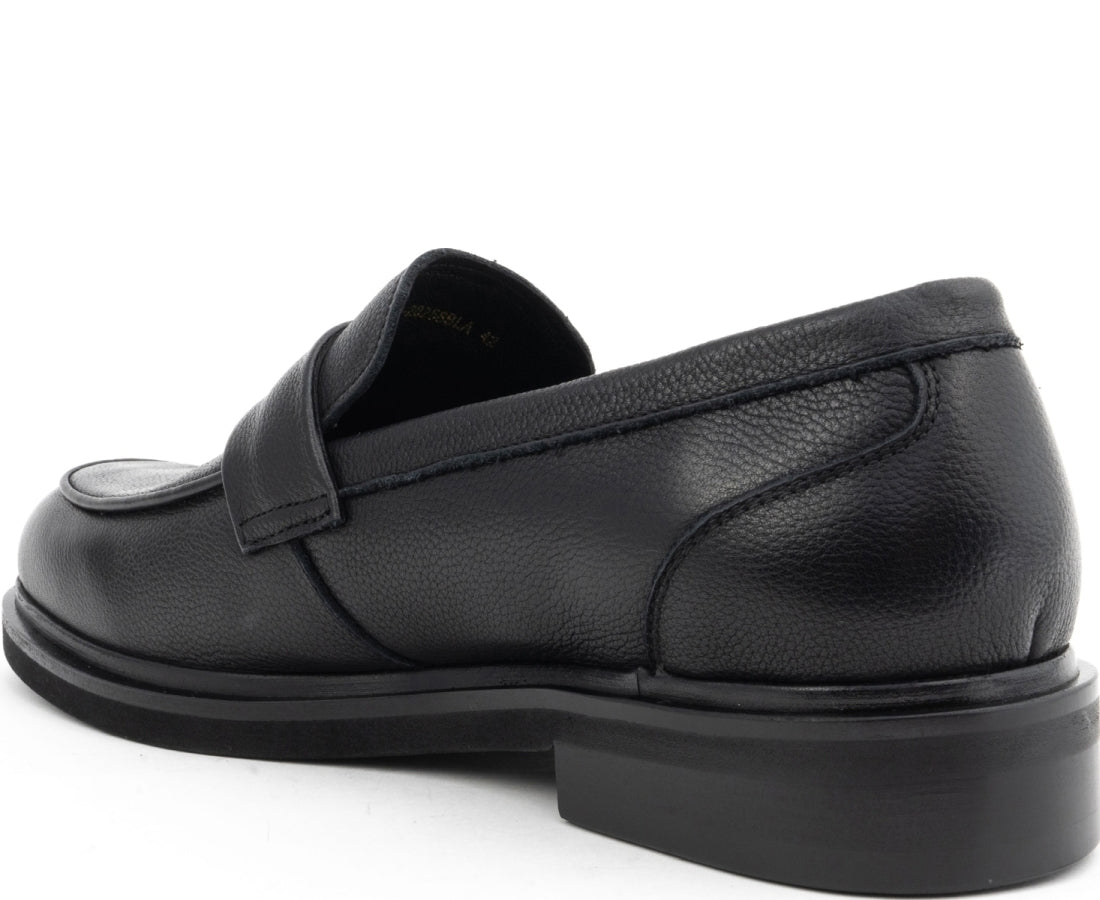 black casual closed loafers