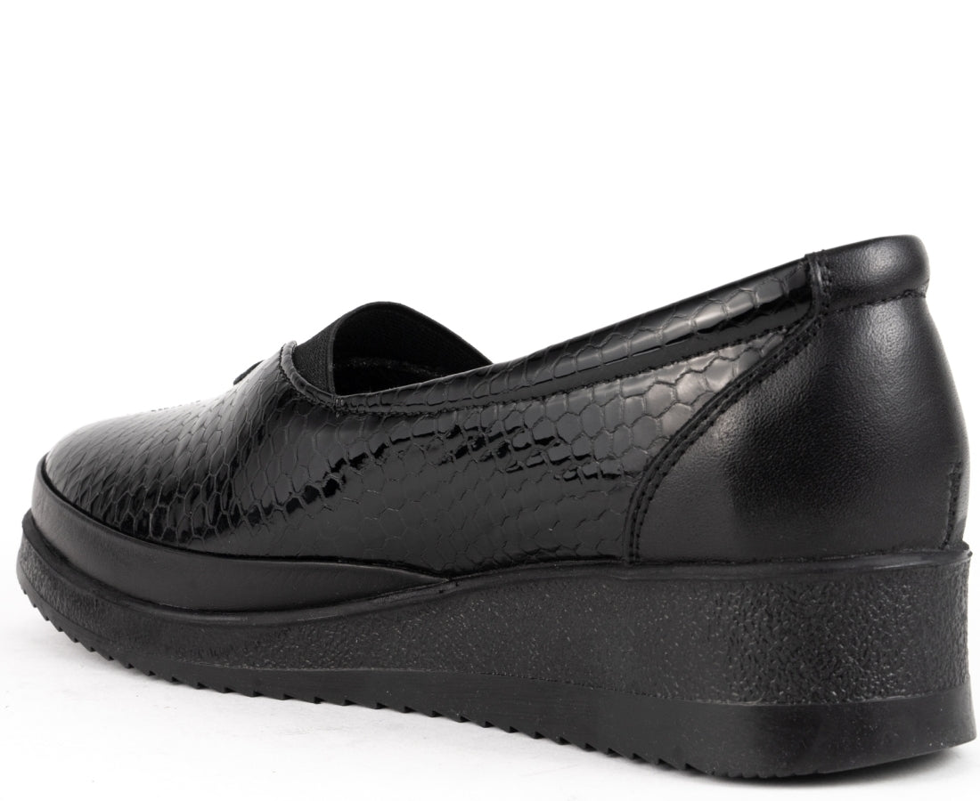 black casual closed loafers