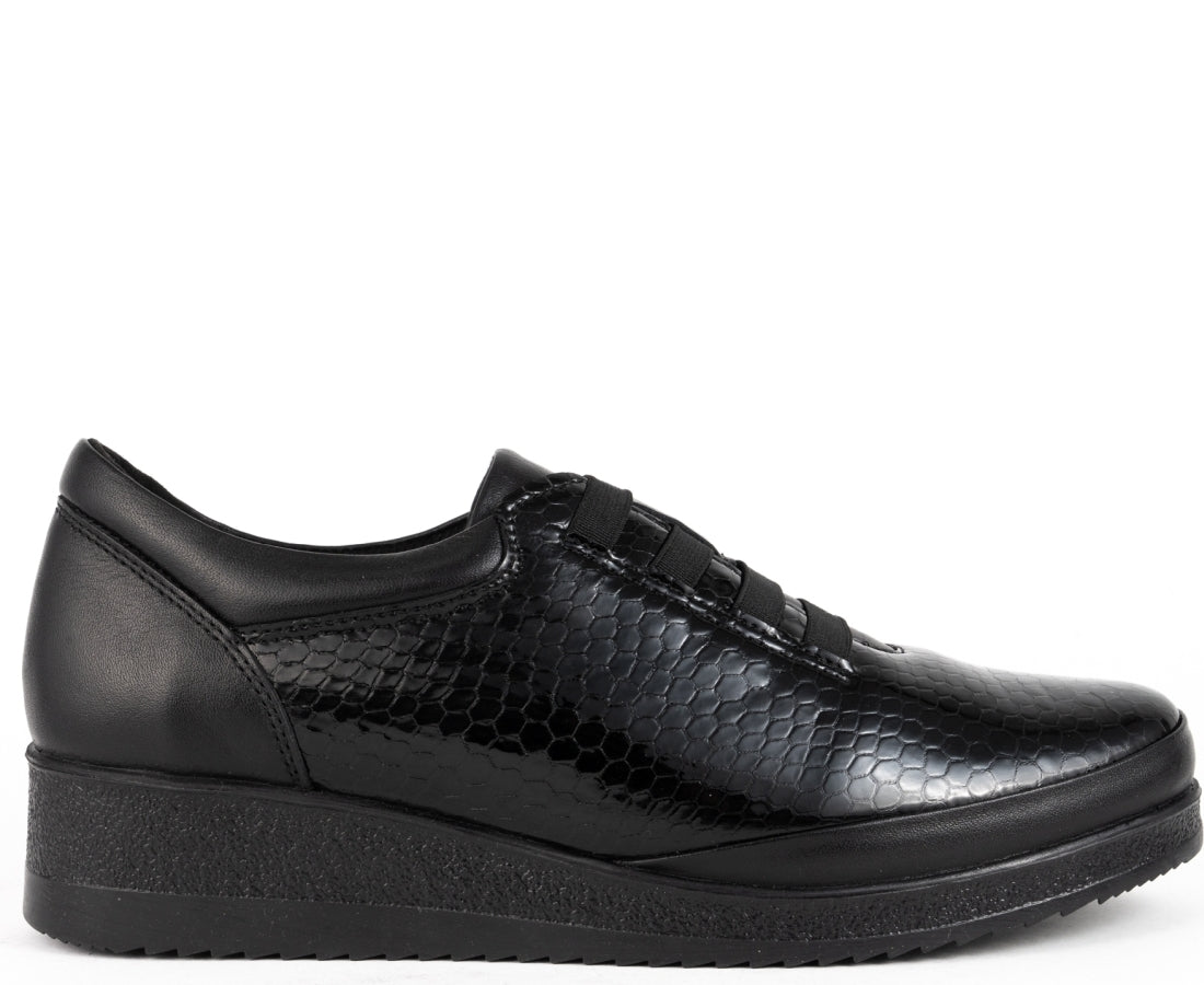 leisure trainers black