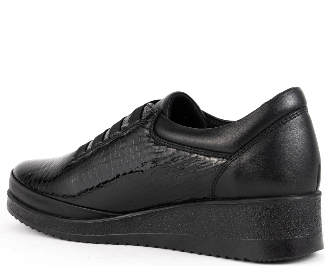 leisure trainers black