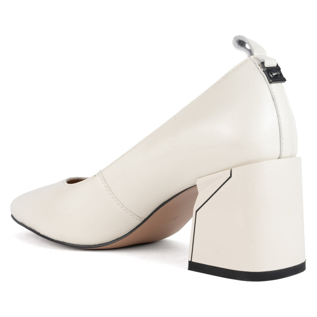 beige elegant closed pumps