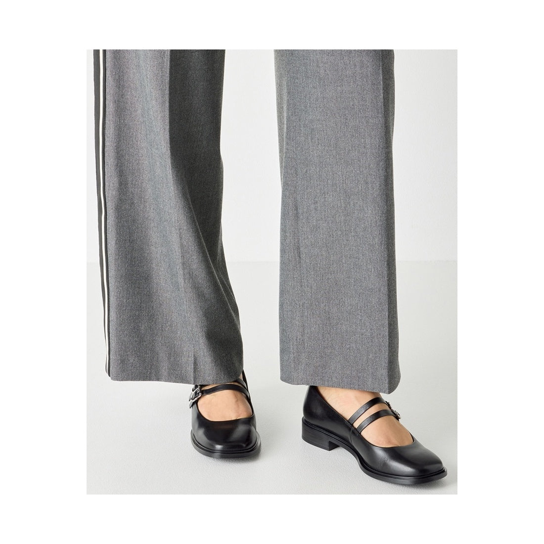 black casual closed ballerinas