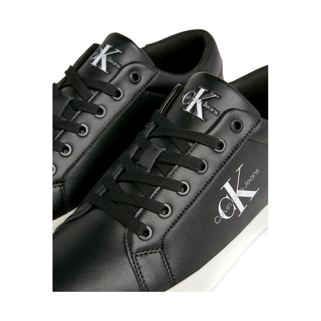 classicc low lace up leisure trainers