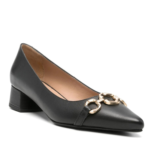 black classic closed pumps