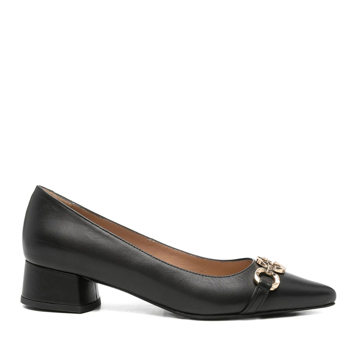 black classic closed pumps