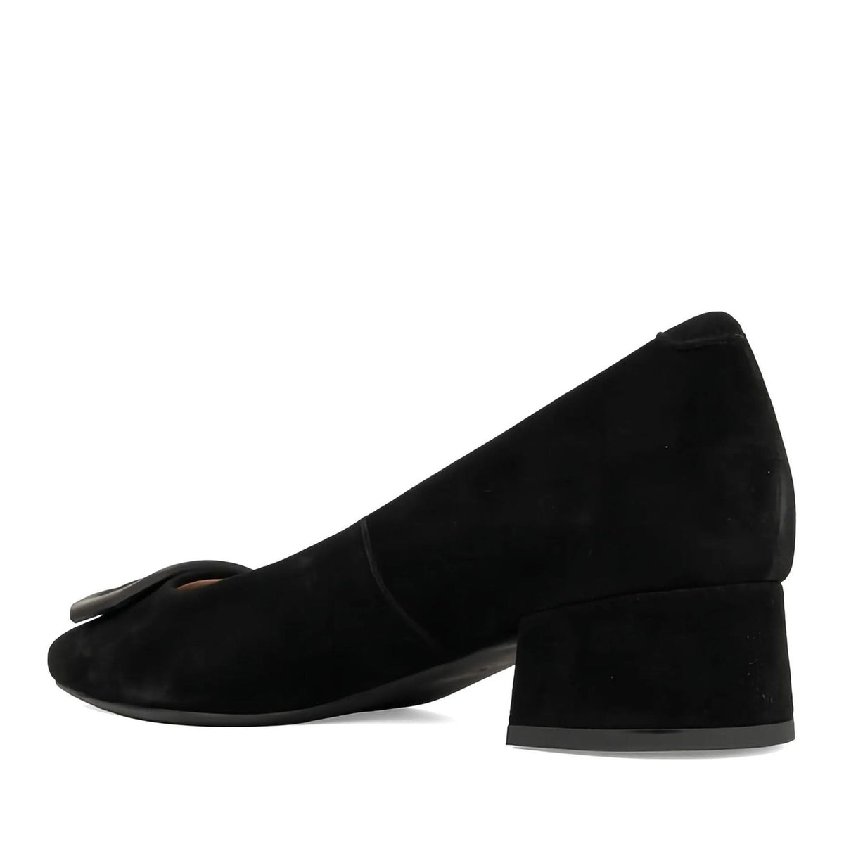 black classic closed pumps