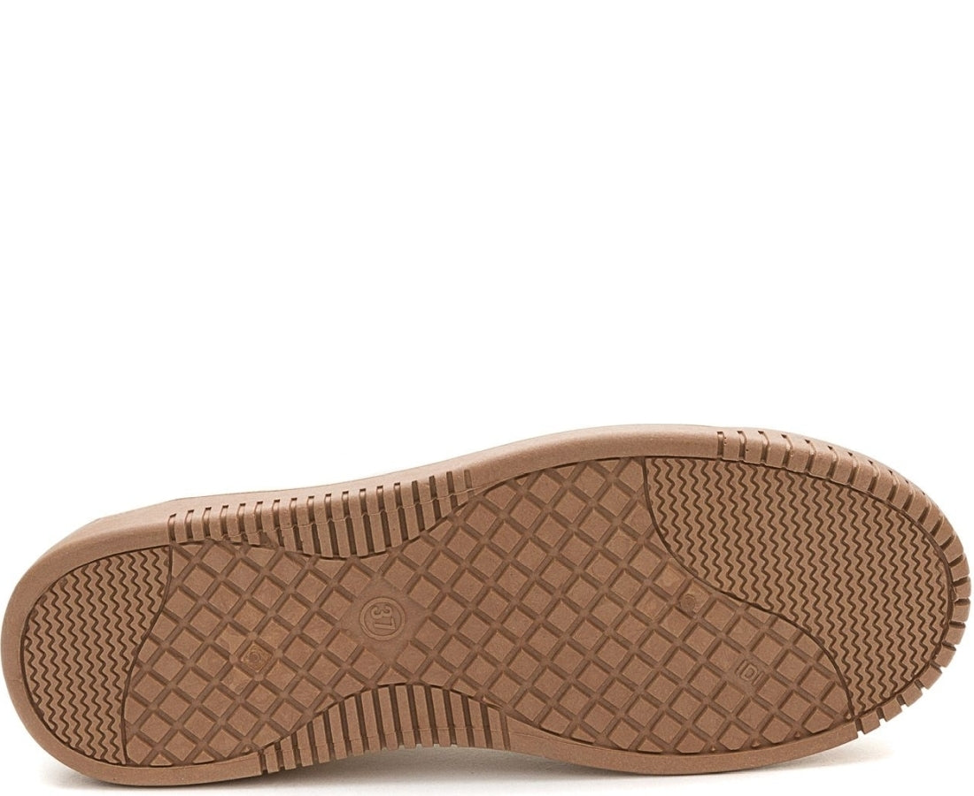 white casual closed sneakers