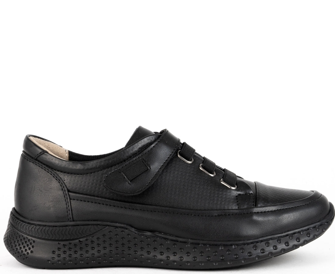 leisure trainers black