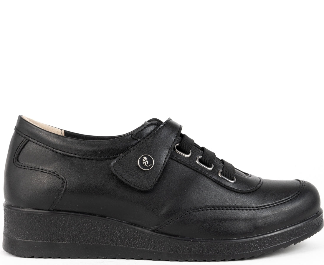 leisure trainers black