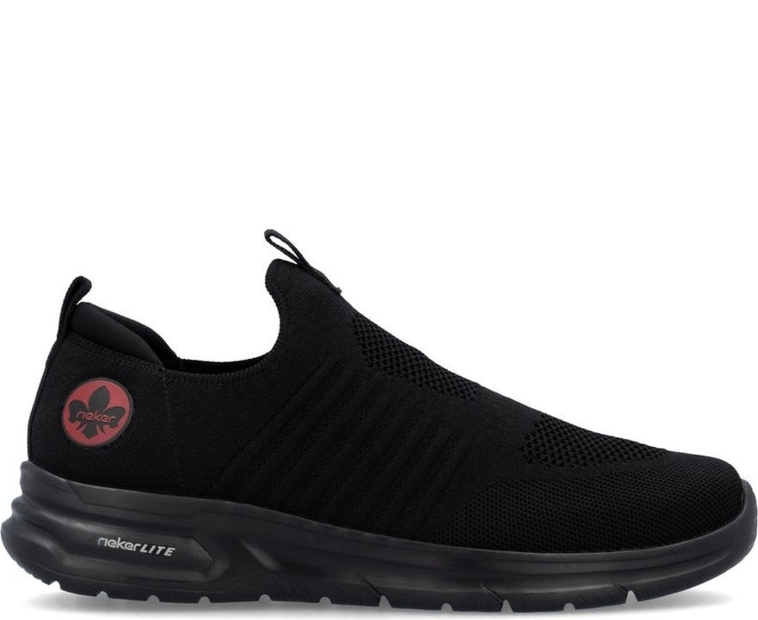 black casual closed sport shoe