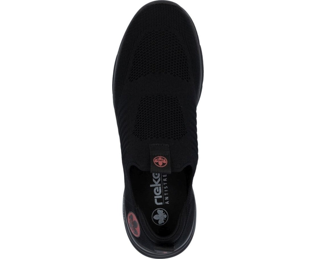 black casual closed sport shoe