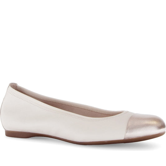 beige casual closed ballerinas