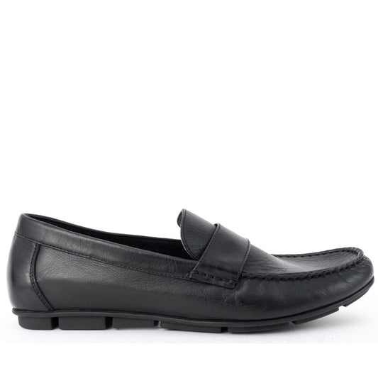 black casual closed mocasins