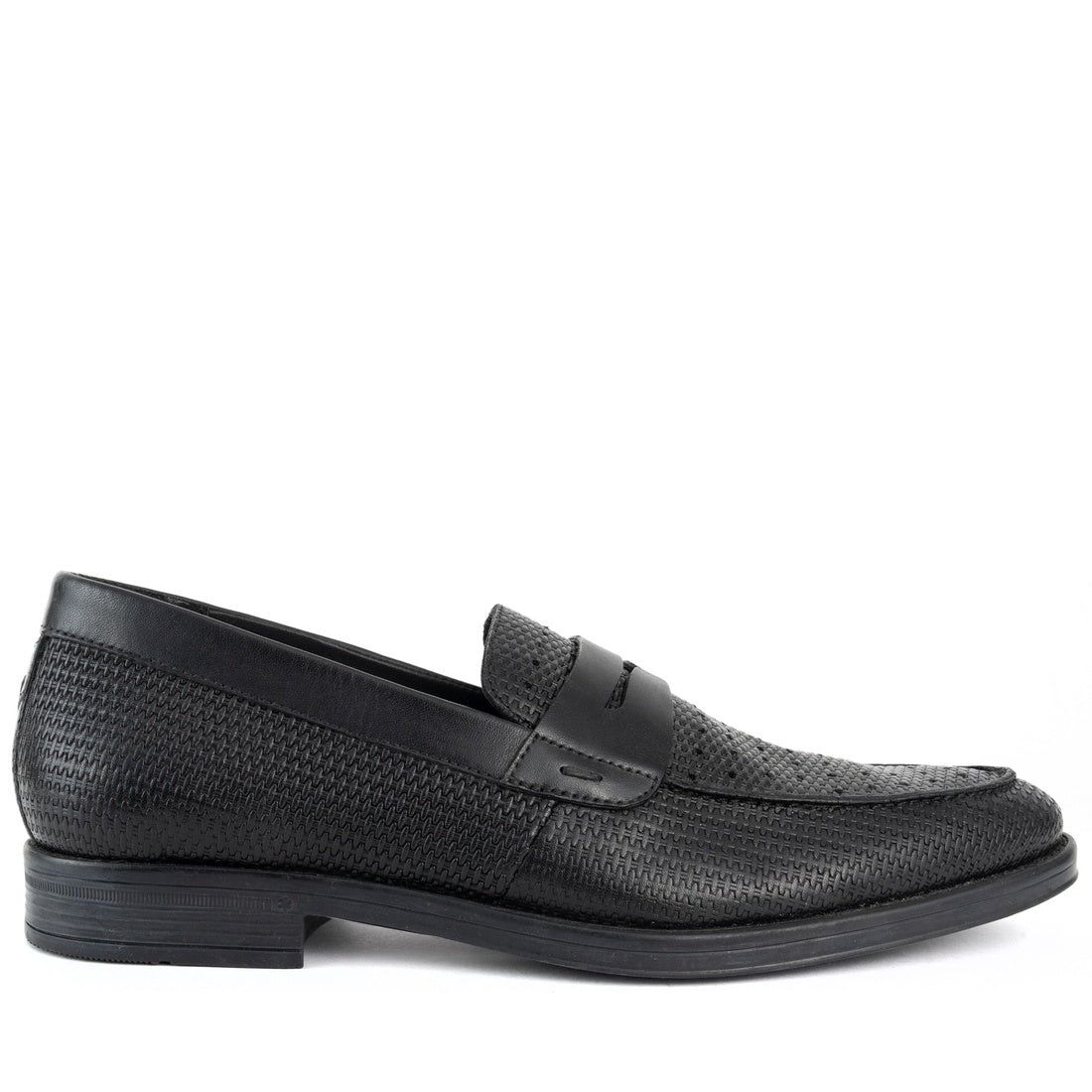 black classic closed mocasins