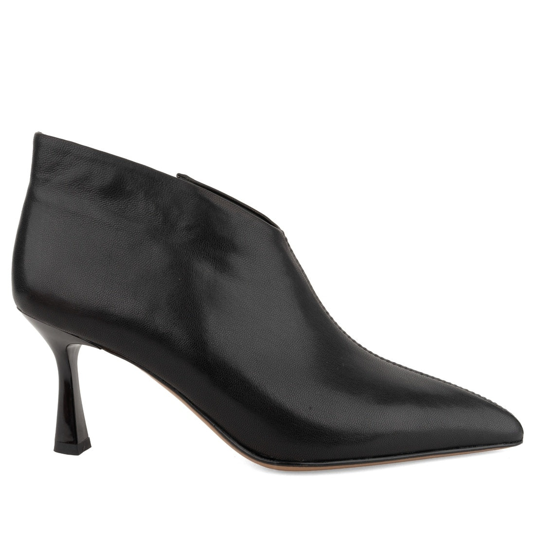 black elegant closed pumps