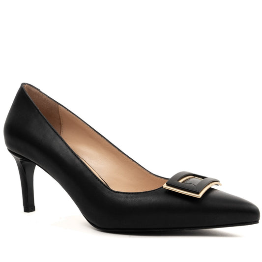 black classic closed pumps