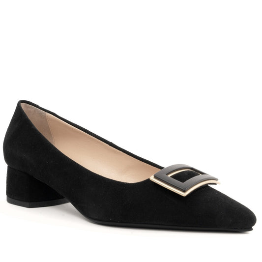 black classic closed pumps