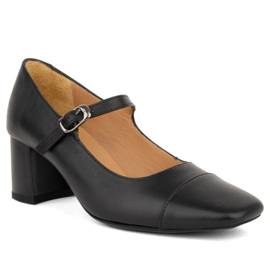 black classic closed pumps